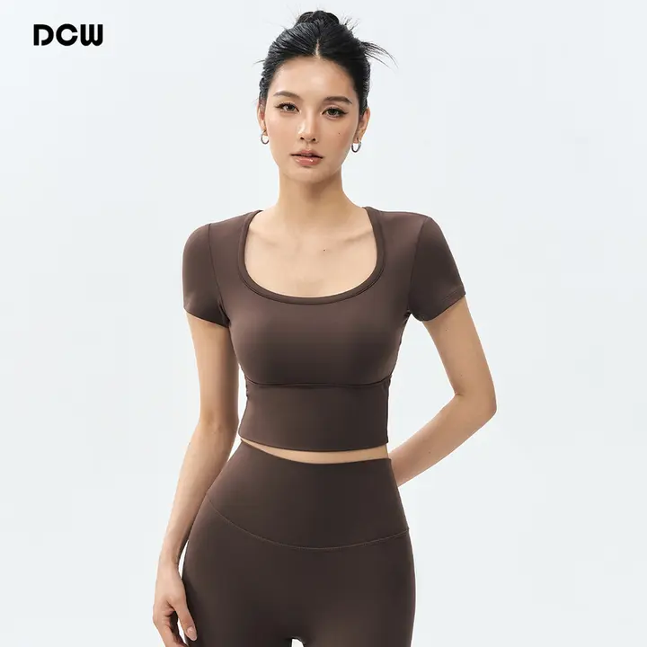 DCW フィットネス用タンクトップ【ショート丈・フラットネック・極上の柔らかさ・ブラ付き・ヨガやランニングに最適】