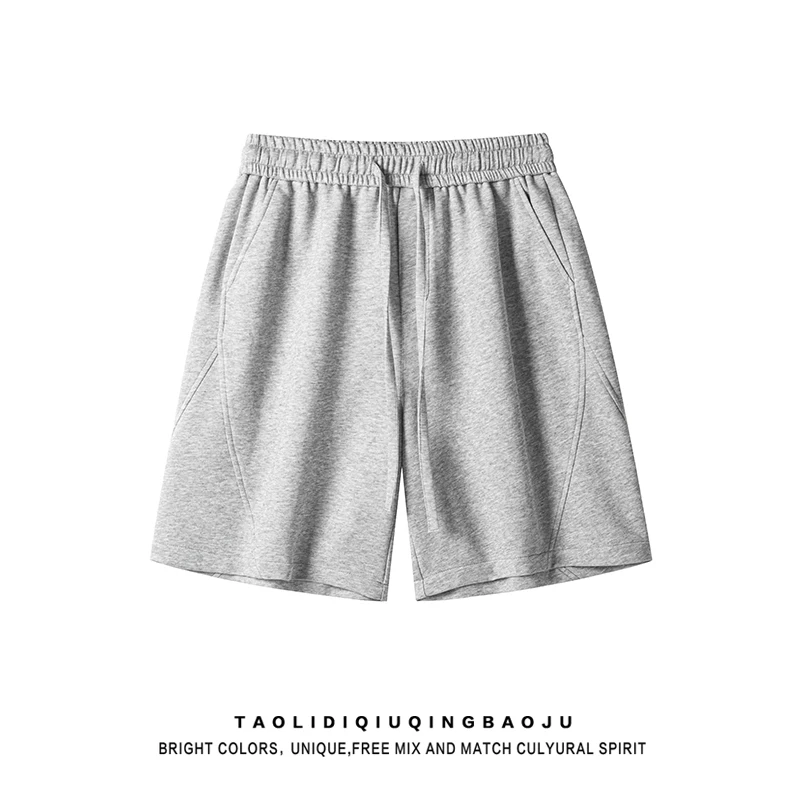 グレーのショートパンツは、どんな着こなしに最適？