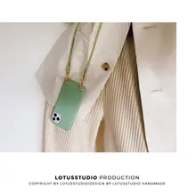 極簡なデザインの薄型グリーン植物模様の牛革ショルダーストラップ付き液状スマホケース【iPhone対応】