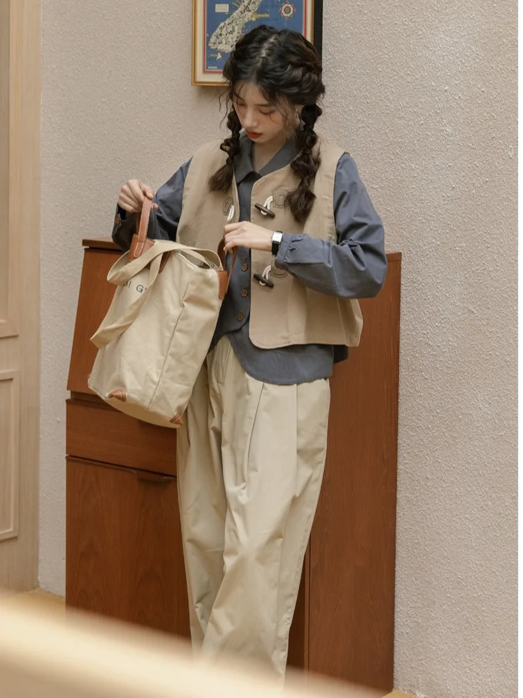 カーキ色の工装カジュアルパンツ：通勤風の直筒ワイドレッグスタイルを実現