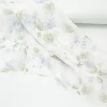 半透明の白色フリンジと淡い紫・淡い緑の蓮の花柄シフォン生地の旗袍・漢服用素材