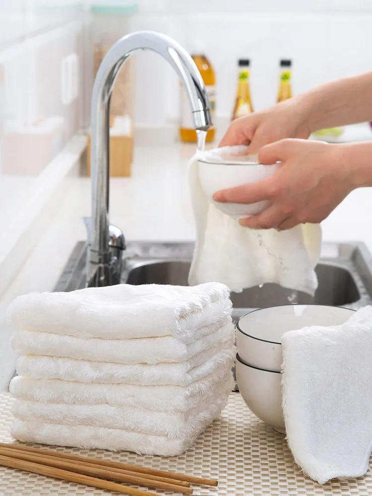吸水性に優れた厚手のクロスで油汚れを落とす方法