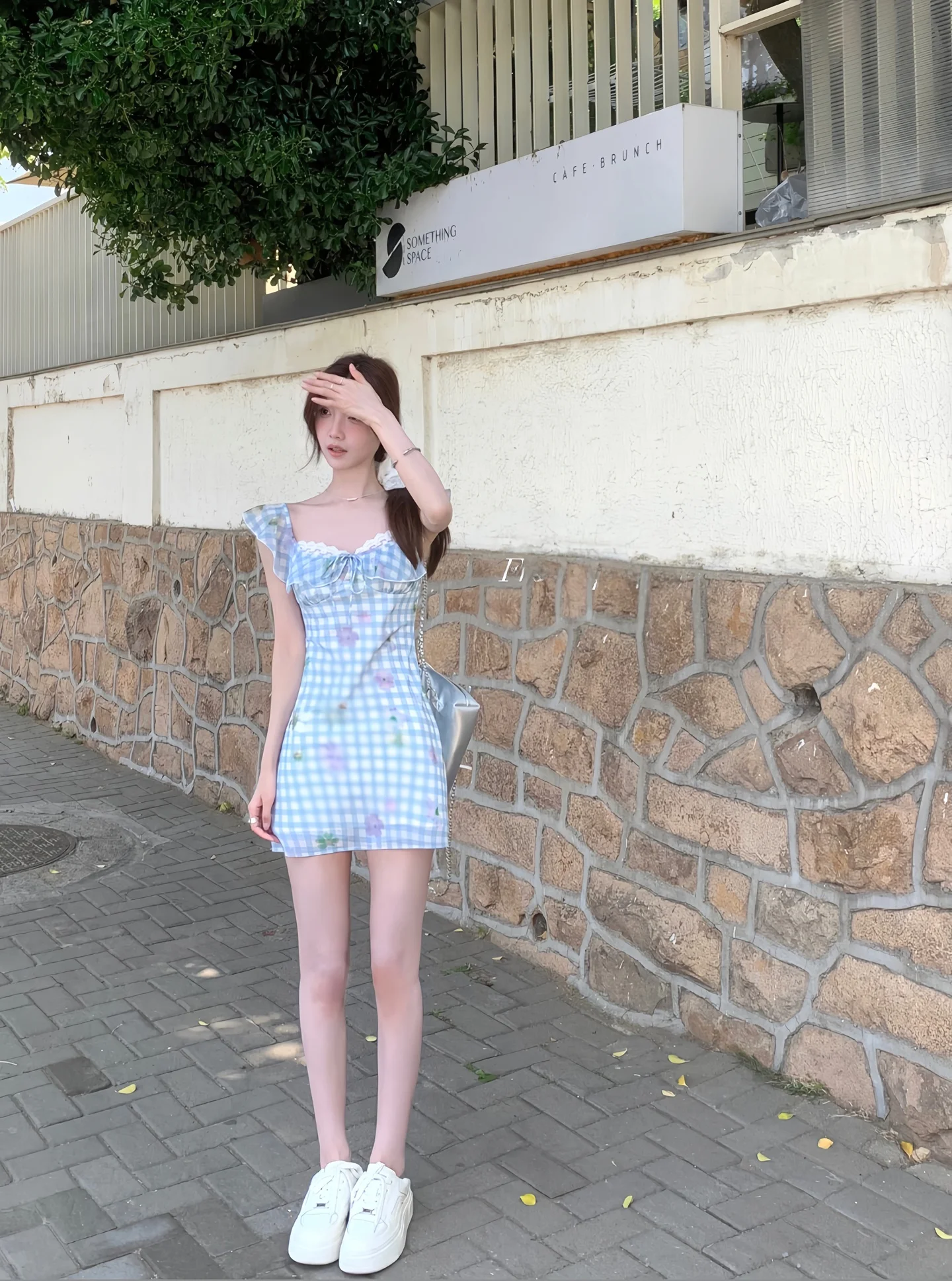 チェック柄キャミソールフレアドレス：腹出しの服としてのデザインと実用性の分析
