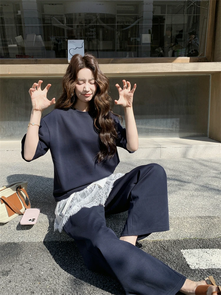 30代女性が選ぶ2026春夏のプチプラコーデは、深青色の切り替えTシャツとワイドパンツがベスト？