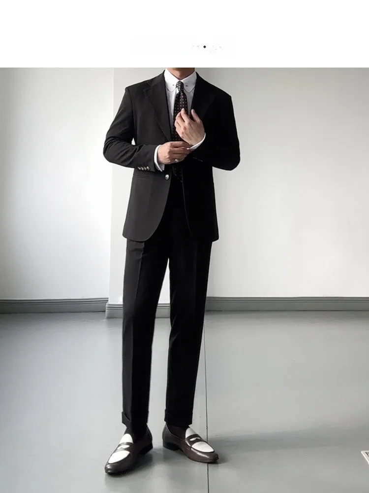 オーダースーツと一般的なスーツの違いは？一万円で買える男性向け贅沢品としての黒いスーツは本当に価値があるのか？