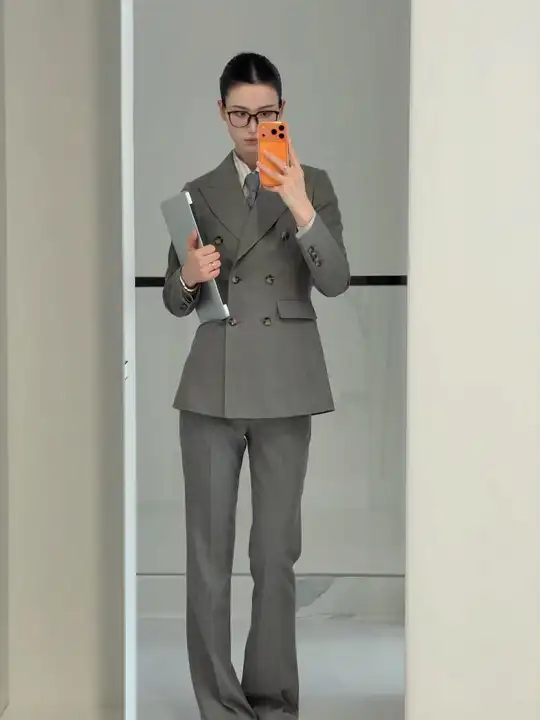グレーのダブルブレストスーツ【通勤用・ハイウエスト・フレアパンツ・デザイン性に優れた】（セットアップ対応）