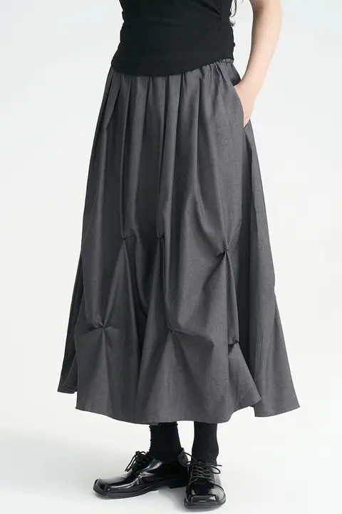 デザイン性の高い黒のプリーツスカート【春秋用・女性用】