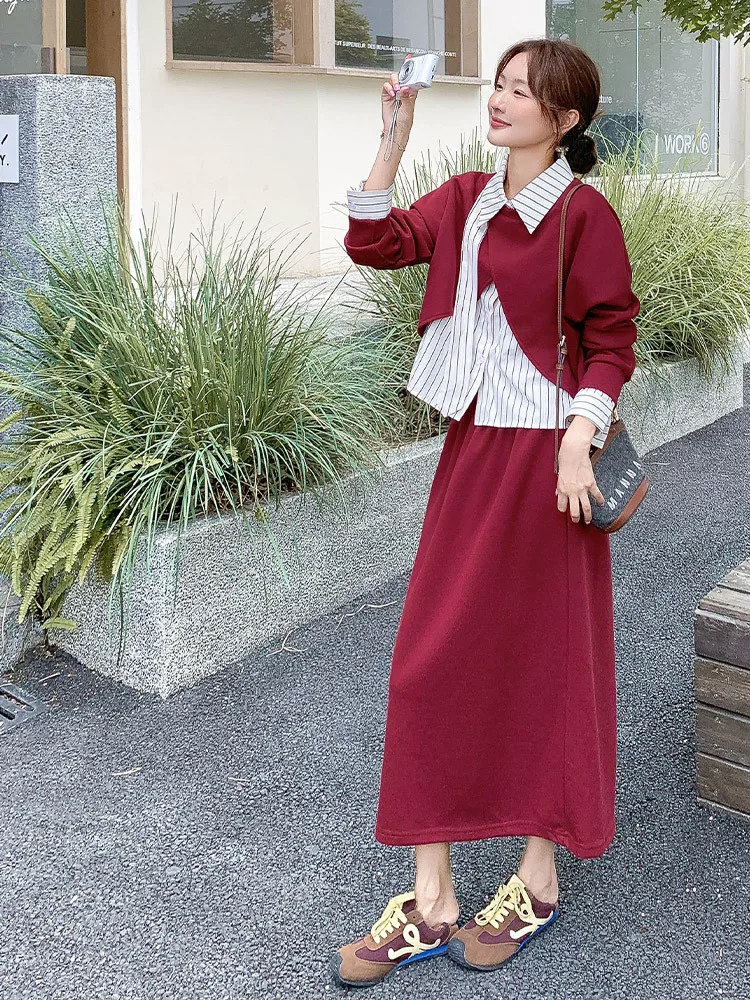 赤のデザインセンスが光る衛衣とスカートの春秋向けコーディネート：30代女性の春服コーデに最適な着こなし