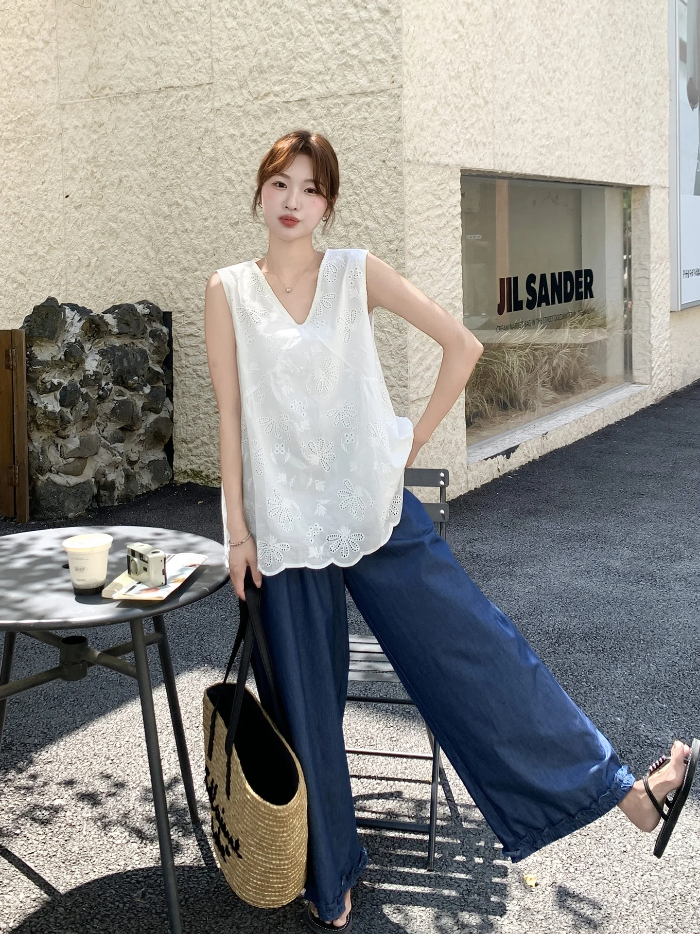 半袖コーデ レディースで失敗しない方法は？白レースタンクトップとワイドパンツの夏の日常を変える1セット
