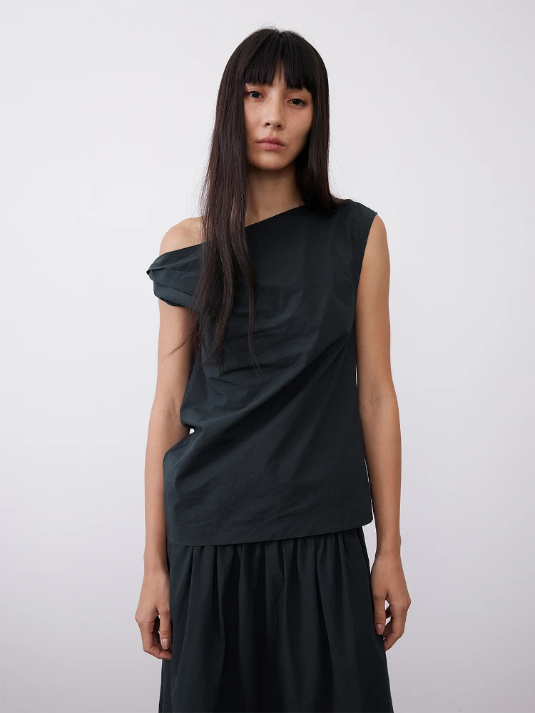 今時の服で通勤が楽しくなる秘密は？肩部不対称デザインのセットアップに迫る