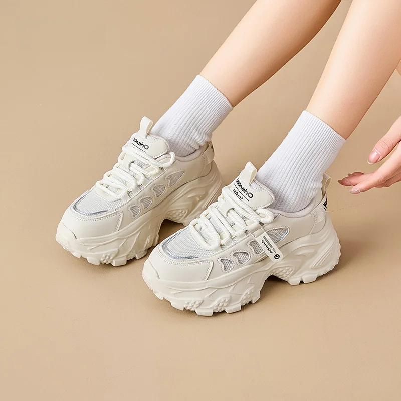 厚底スニーカーは女性の日常使いに最適なカジュアルデザインか？
