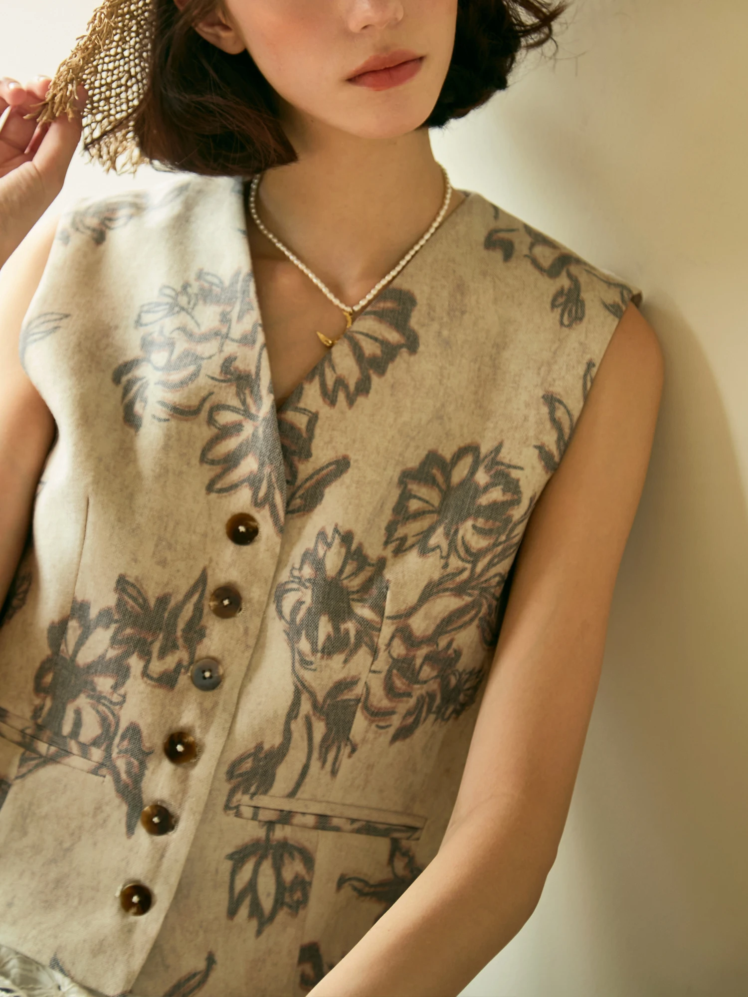 engineered garments 中古 で失敗しない選び方は？アートプリントのレトロ風ノースリーブジャケットが教えてくれたこと