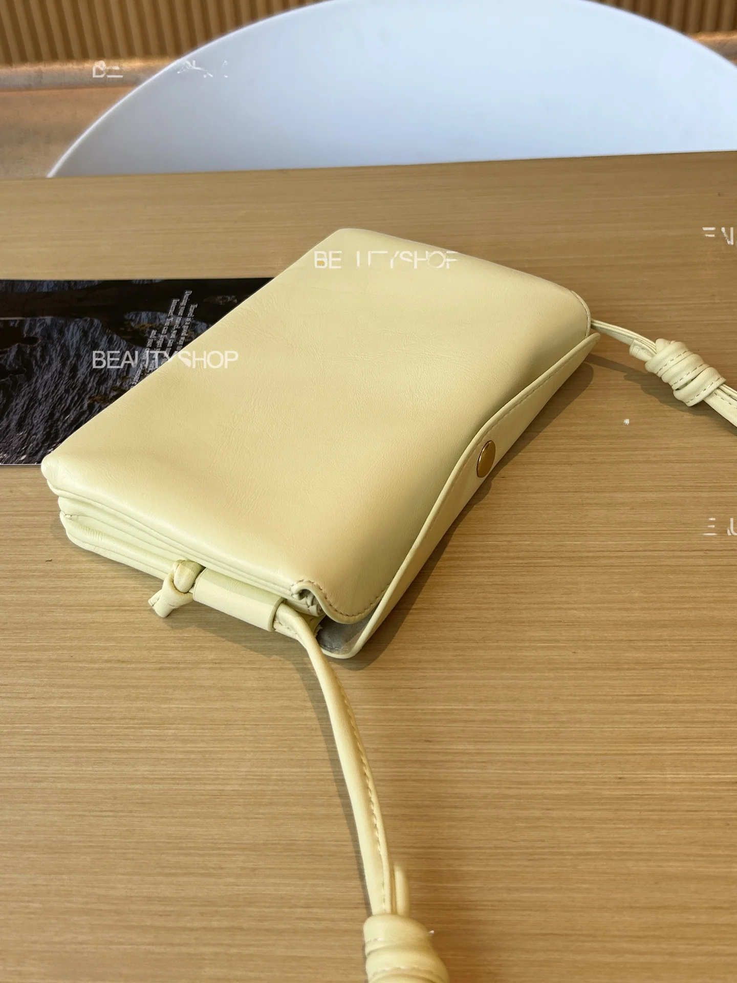 羊革製多層携帯電話ポーチ：超軽量で調整可能な斜挎タイプの実用性と収納構造