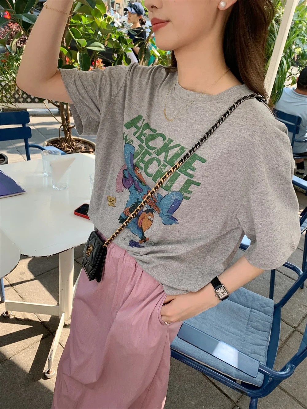 カジュアルなグレーのアニメデザインTシャツ：通勤シーンでの着用実績とデザイン特性