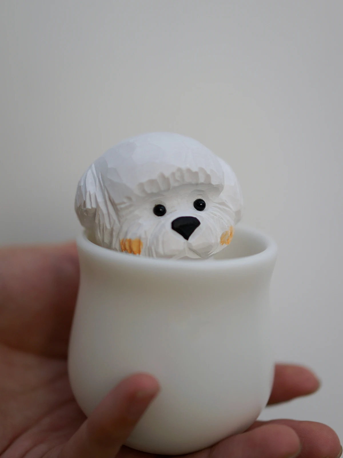 木彫りの熊アートを選ぶべきなのか？それとも、かわいい犬の置物がもっと心を癒す？