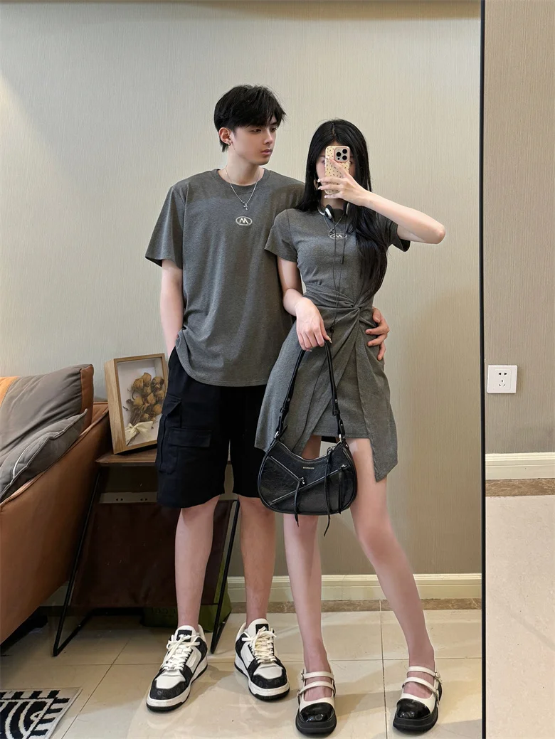 6月後半に着る「きれいな服装」はどうやって選ぶ？——夏の初めにぴったりな、不規則デザインのペアコーデが解決する