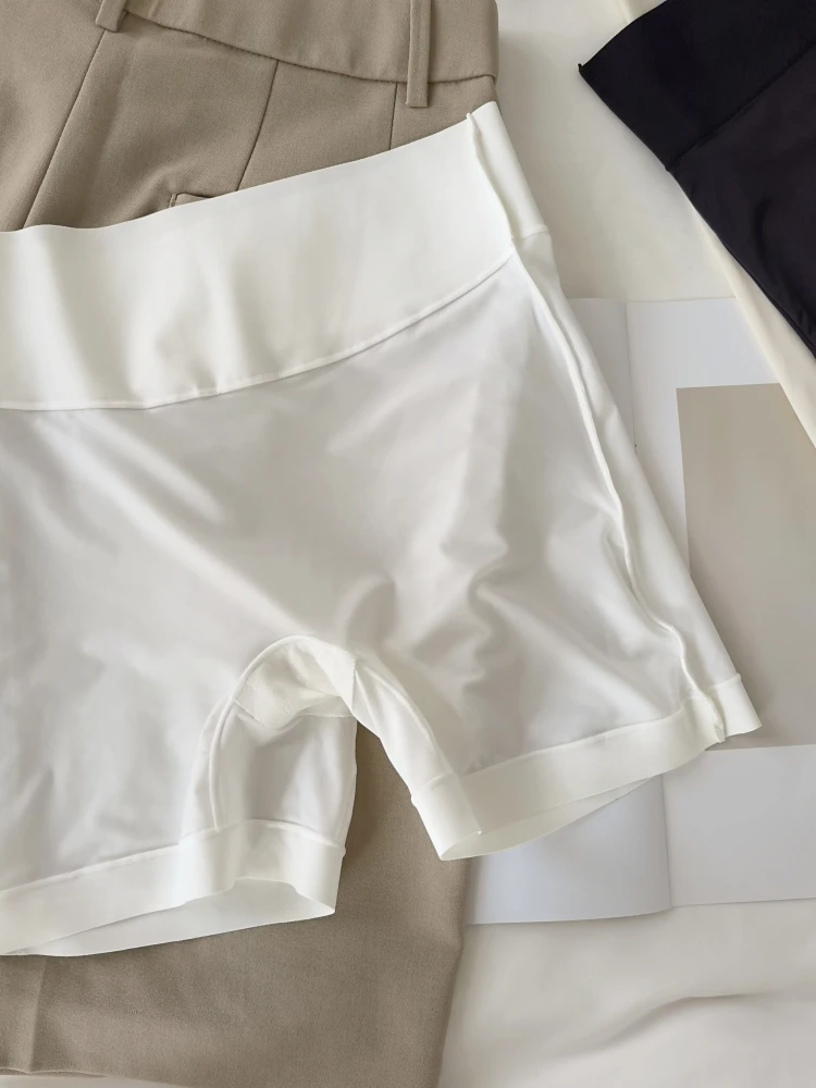 夏の通勤スタイルに悩むあなたへ：透け感ゼロの「白い打底パンツ」は本当に必要なのか？
