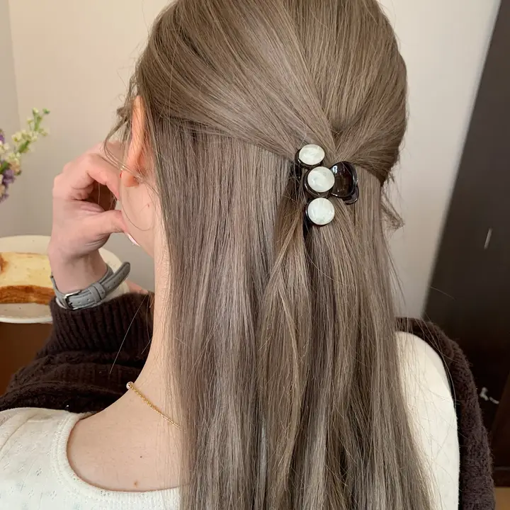 グレー調のシンプルなヘアクリップ【エレガント・ハーフアップ用・シャーククリップ】