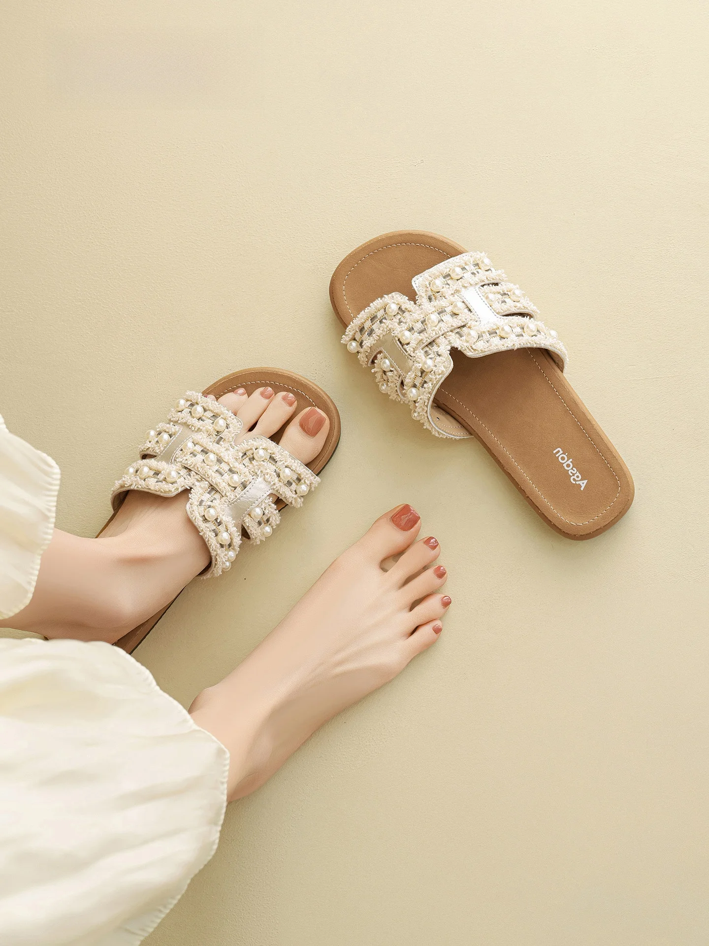 女性用夏用サンダル：通気性と疲れにくさを重視した日常通勤向けデザイン