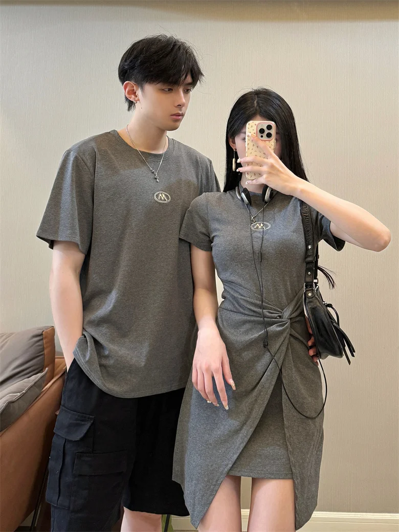 6月後半に着る「きれいな服装」はどうやって選ぶ？——夏の初めにぴったりな、不規則デザインのペアコーデが解決する