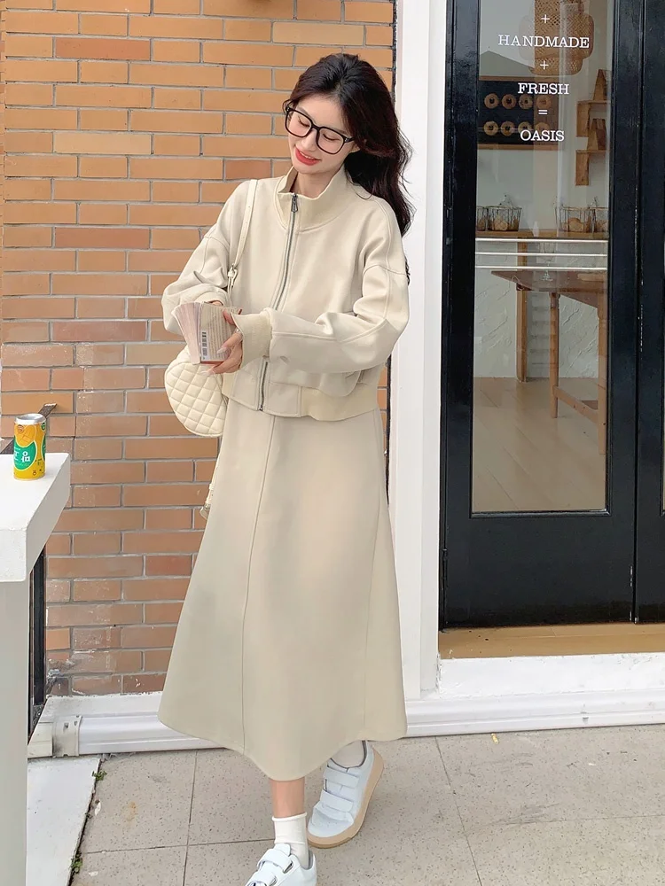 浅いカーキ色のスウェットワンピースは春の通勤スタイルに最適なオールインワン服か？