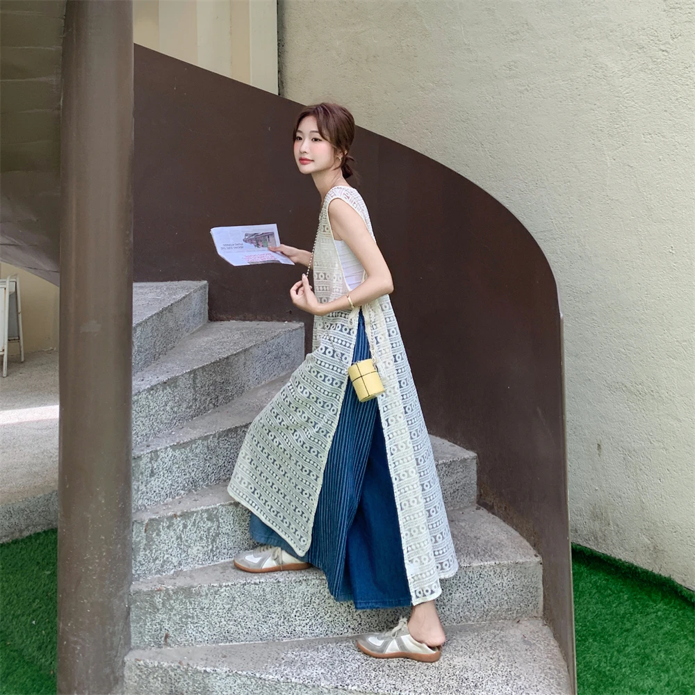 23度の夏に着るべき服は、エレガントで軽いレースワンピースとデニムワイドパンツのセットアップ？