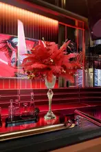 高級なおしゃれ感！フェザー装飾の造花テーブルフラワー【ホテルバースタイル・宴会用】