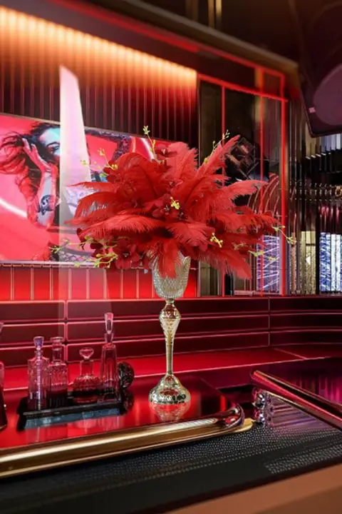 高級なおしゃれ感！フェザー装飾の造花テーブルフラワー【ホテルバースタイル・宴会用】