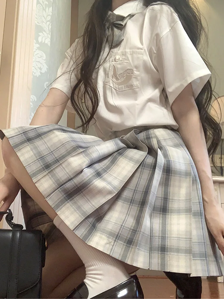 淡色系女子が選ぶべき制服スタイルは？アイスクリームとクジラのチェックスカートが答えになる