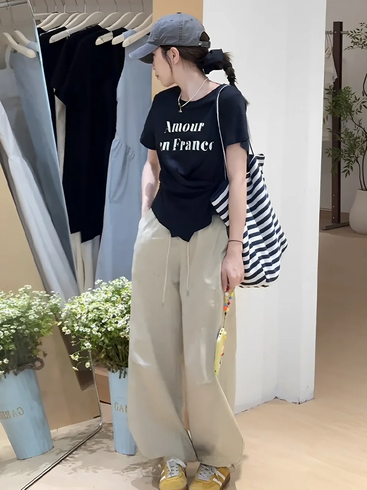 ワイドパンツとトップスを組み合わせるとき、どうやって着こなすのが自然か？