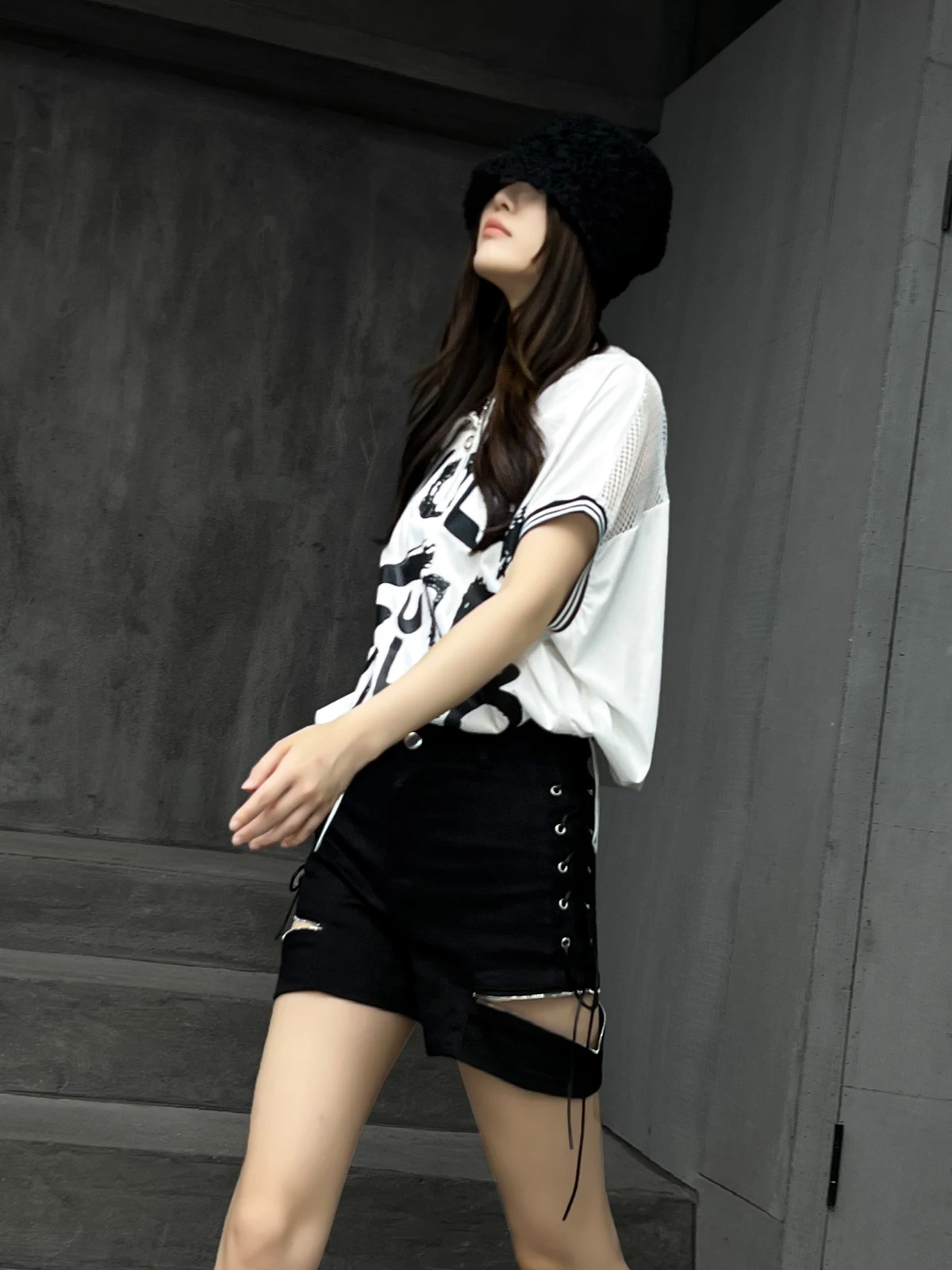 人気のモード系Tシャツとは？個性的なプリントホワイトTシャツのデザインと実用性を解説