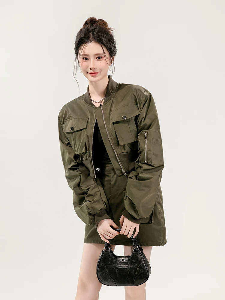 4月に大学生が着るべき服は？工装スタイルのジッパーショートジャケットとハイウエストスカートが今季のベストな選択肢
