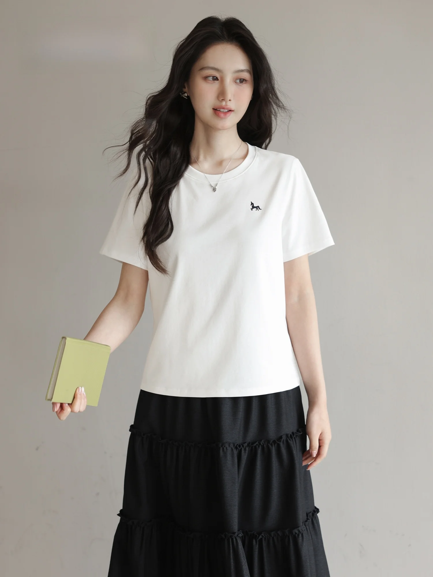 通勤Tシャツが安いおすすめは？「愛蔷薇」の白Tシャツが今、女性の日常を変える