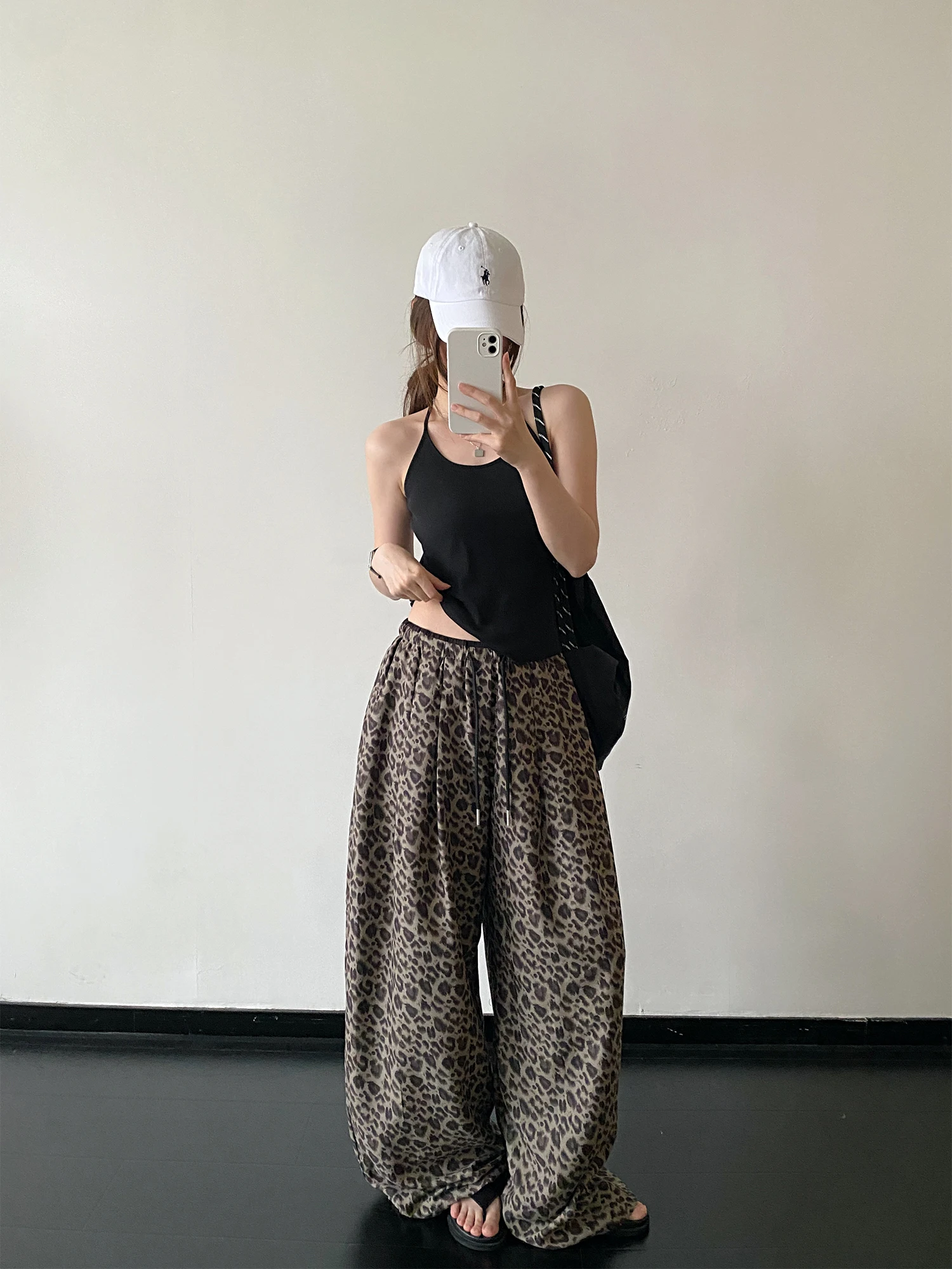 楽なパンツ レディースは、本当に「楽」に着られるのか？