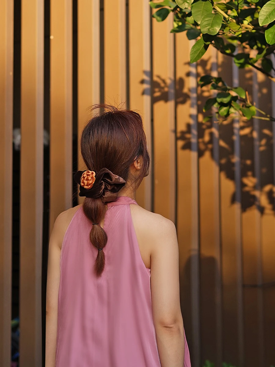 サテン製カメリアデザインヘアゴム：ストレート系ヘアスタイルへの自然なアクセントとは