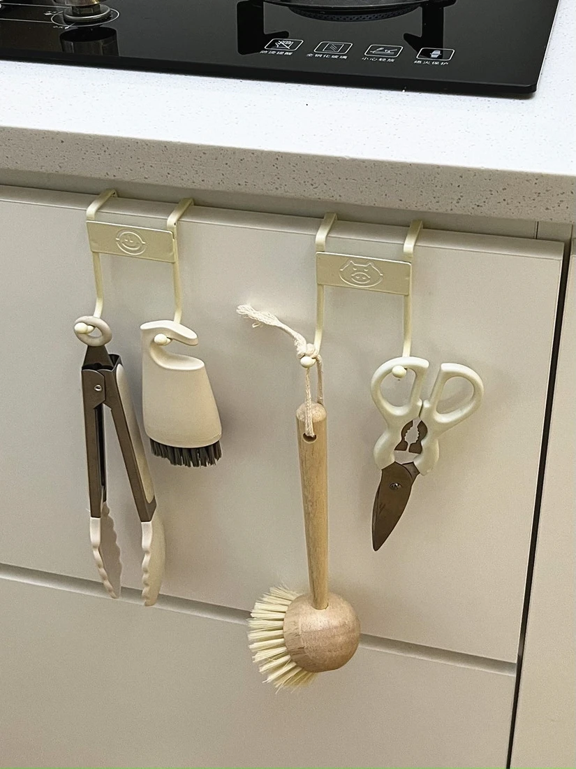 ドア裏収納フック：DIYで生活に役立つシンプルな収納アイテム