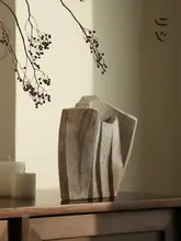 ユニークなデザインのアンティークスタイル花瓶【和風・栗石調・小物家具】