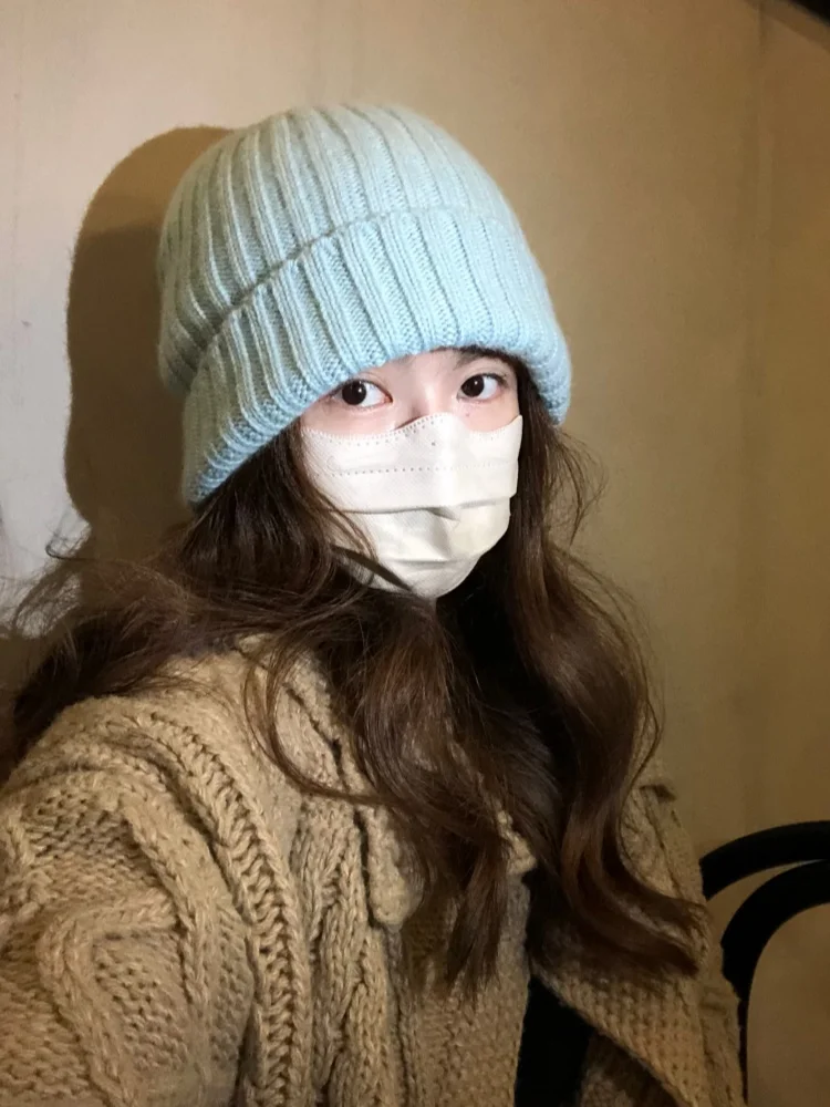 白いニット帽は冬に合うのか？鍵編みのデザインで春にも活躍する秘密とは？