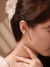 シンプルなデザインの人工ダイヤモンドイヤリング【純銀製・四爪・高級感】