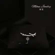 デザイン性のあるリボンブローチ【Vネック用・ファッション小物・スーツ用】