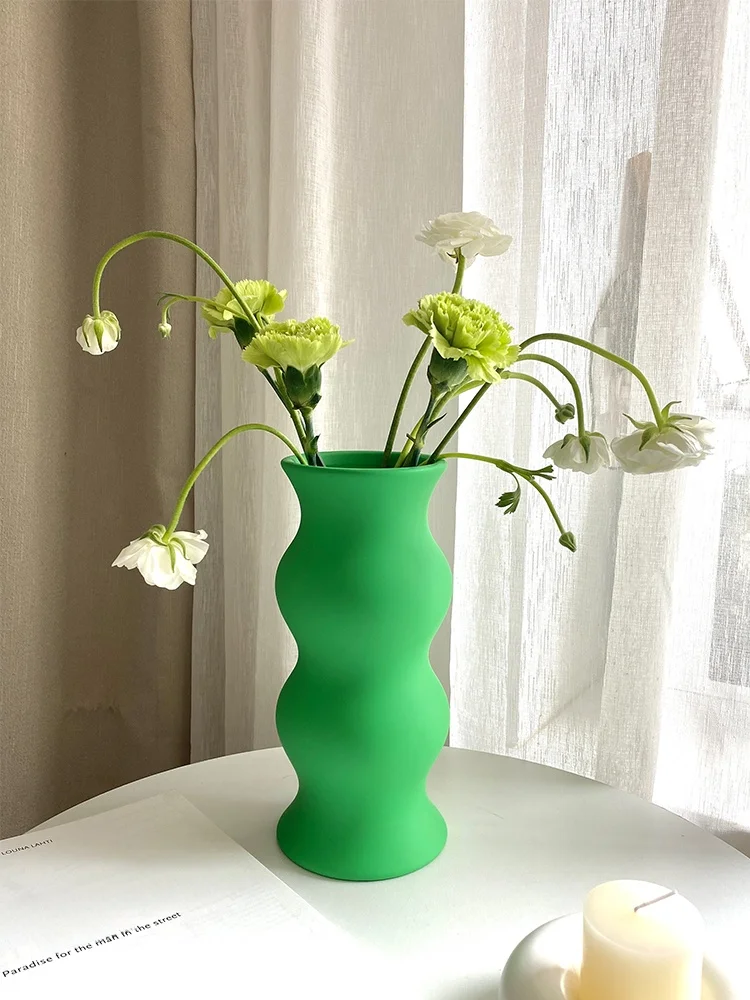 ツイスト花瓶 モダンインテリア 緑の陶器 マット 高い美しさ：インテリアに合う花瓶の選び方と実際の使い方