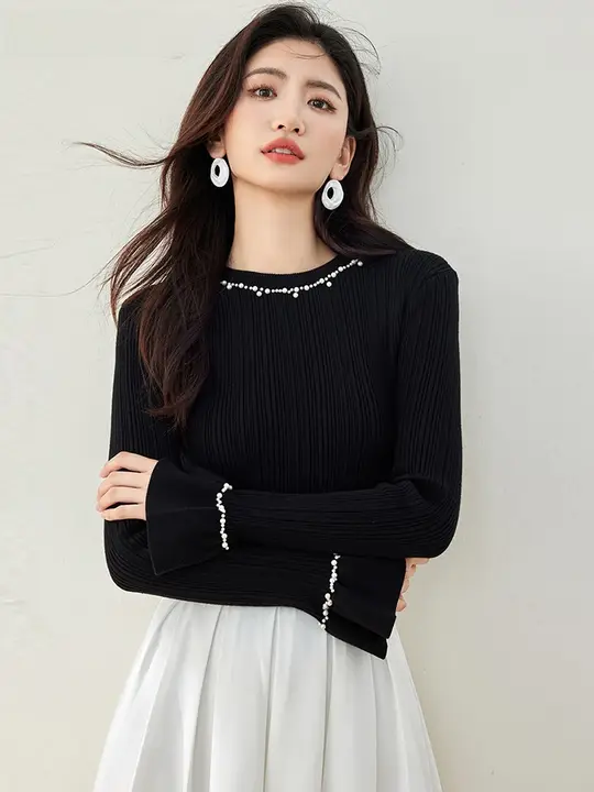 優雅なデザインのパールビーズ付きニットトップス【ラウンドネック・フレアスリーブ・ブラック】