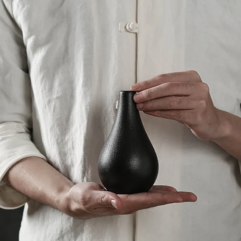 韓国インテリアを再現｜カフェ風部屋の作り方 - 黒色陶製ミニ花瓶の設置と特性