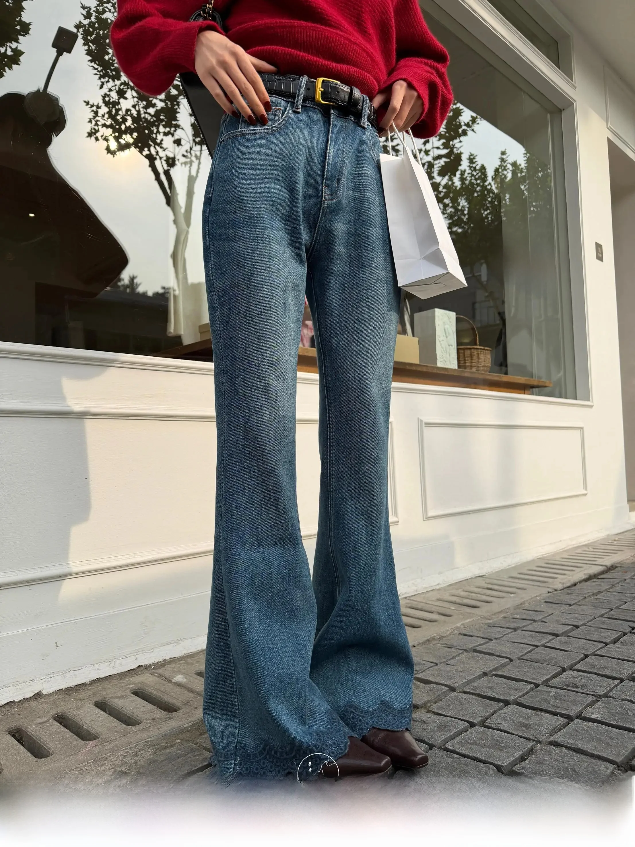 50代ファッションに合うヴィンテージ風刺繍デザインのスリムフィットデニムパンツ【冬用・フレアストレート】（セットアップ対応）
