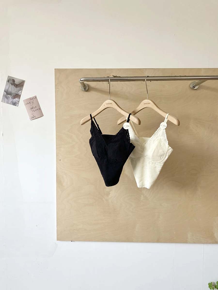 セカンドスキン 服とは？通勤風のスリムフィットキャミソールが提供する実用性と肌への影響