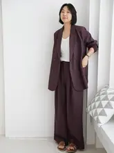 洗練された印象の女性用ジャケットとワイドパンツのコーディネート（セットアップ対応）