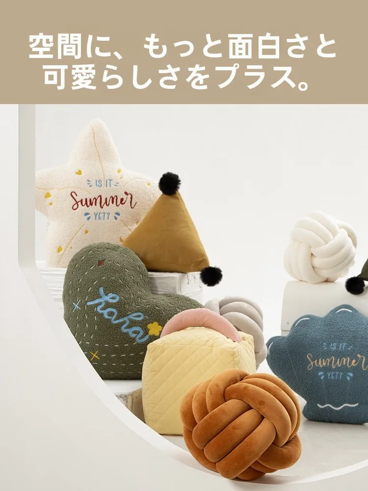 リビングのアクセント小物にどんなアイテムがおすすめ？結び目デザインのクッションで空間を彩る