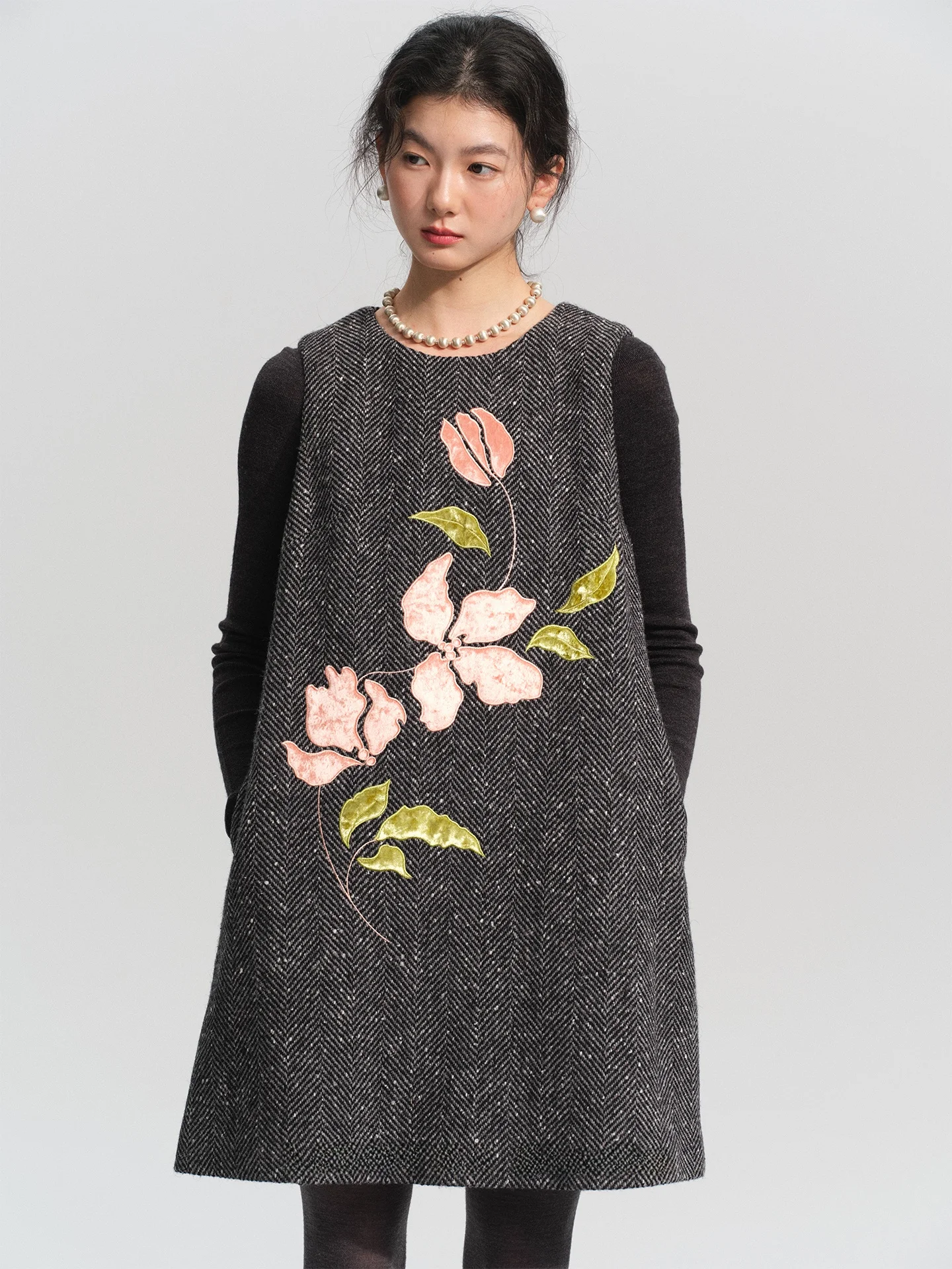 薄地フラワー刺繍ノースリーブトップス【冬用・シルクベルベット風】：1月レディースファッションのクラシックスタイルと価格品質バランスを検証