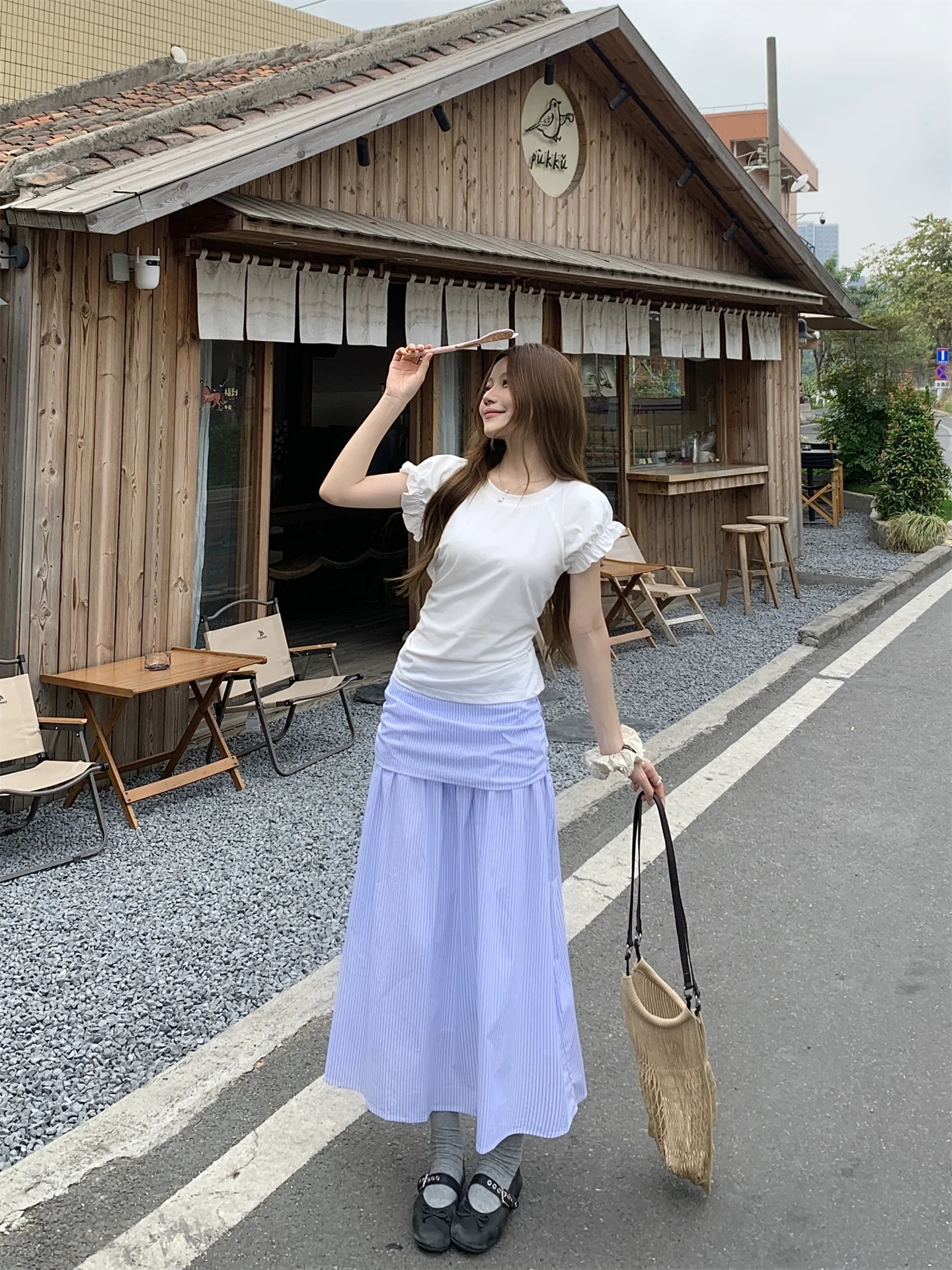 1週間コーデ着回しで失敗しない！白いフリルトップスとライトブルースカートの春の着こなしは？