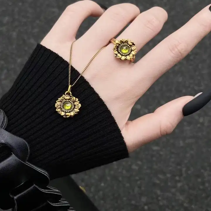 向日葵デザインの指輪【高級感あり・指先にぴったり】